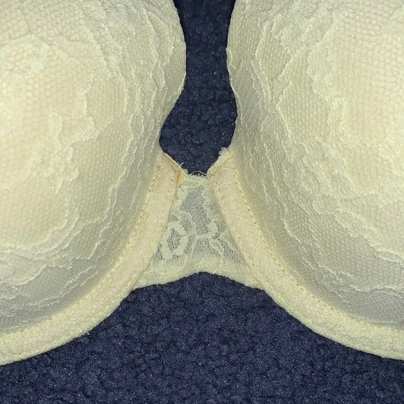 2 Victoria’s Secret bras - Picture 7 of 11